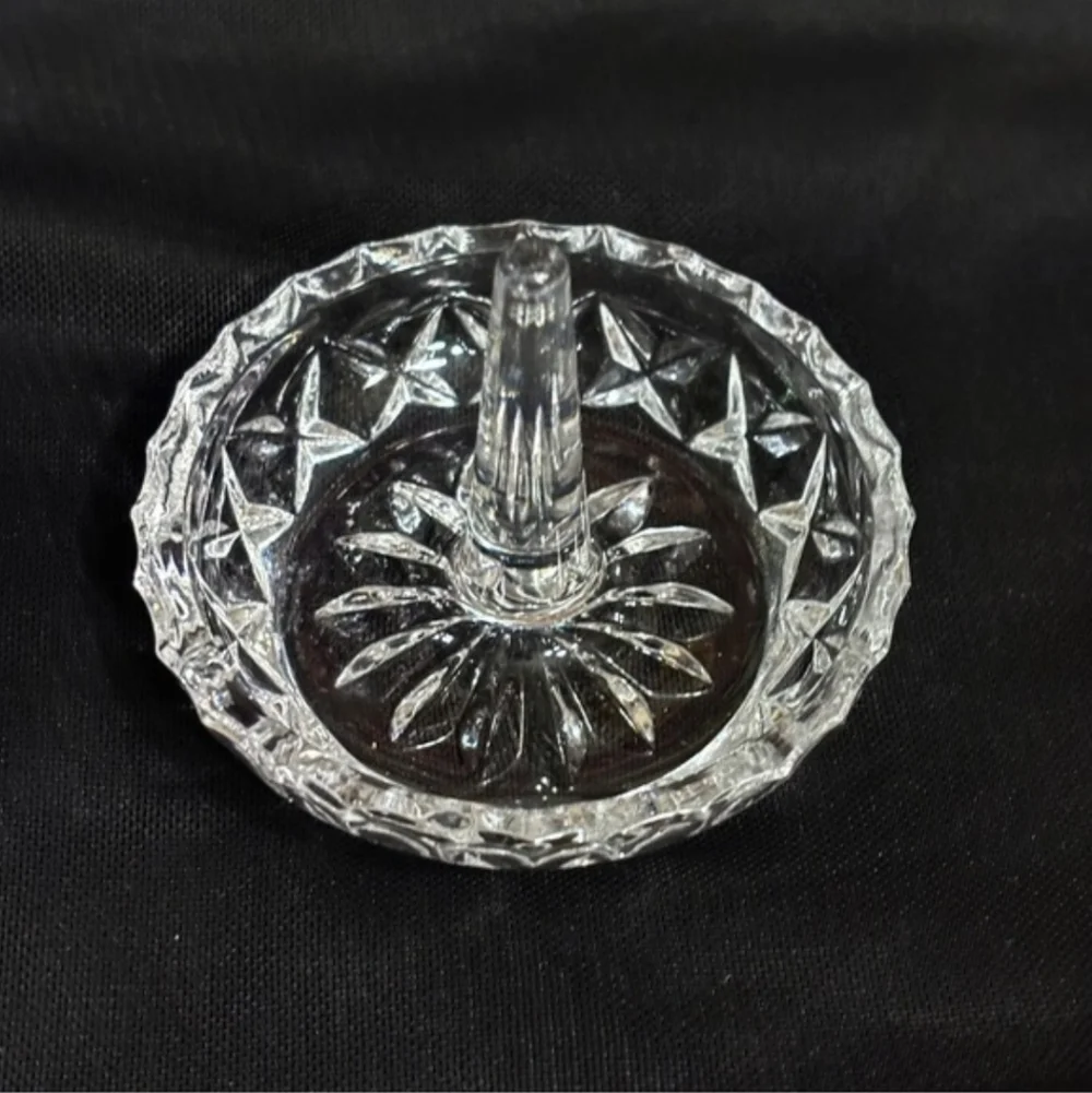 VINTAGE Crystal Cut Base Ringminder Ring HolderVINTAGE Cut base design